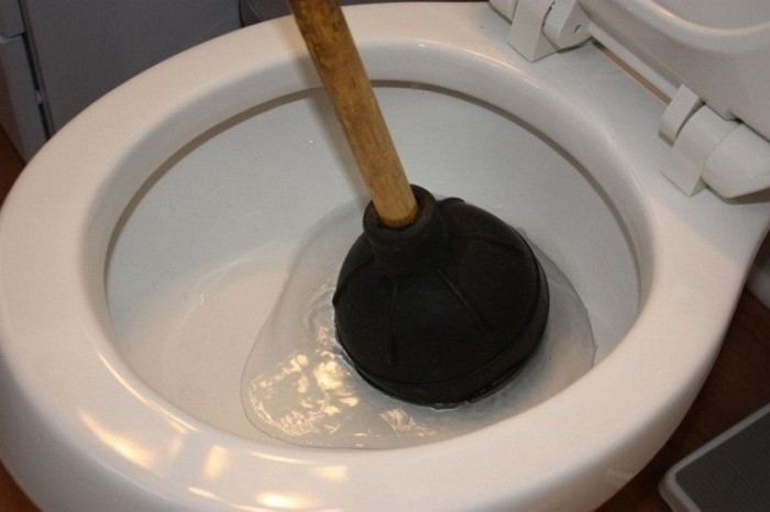 Как устранить запах канализации в туалете