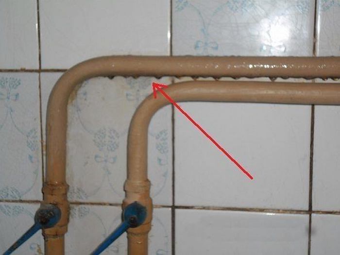 Трубы с водой в ванной. Изоляция полипропиленовых труб водоснабжения от конденсата. Конденсат на пластиковых трубах. Конденсат на трубах в ванной. Изоляция от конденсата на трубах с холодной водой.