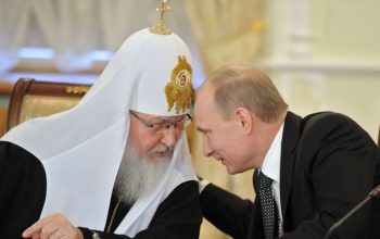 кто платит деньги священникам