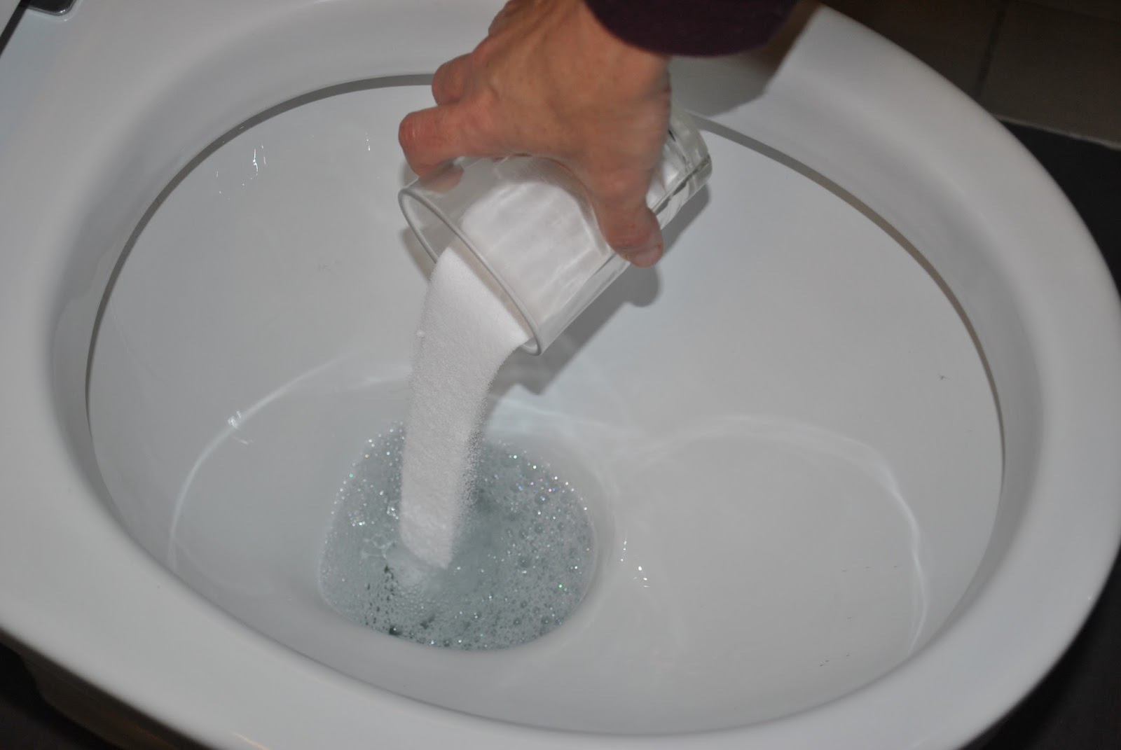 Отмыть унитаз от камня в домашних условиях. Унитаз с известковым налетом. Какпрочимтить унитаз. Для очистки унитаза.