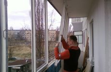 демонтаж остекления балкона