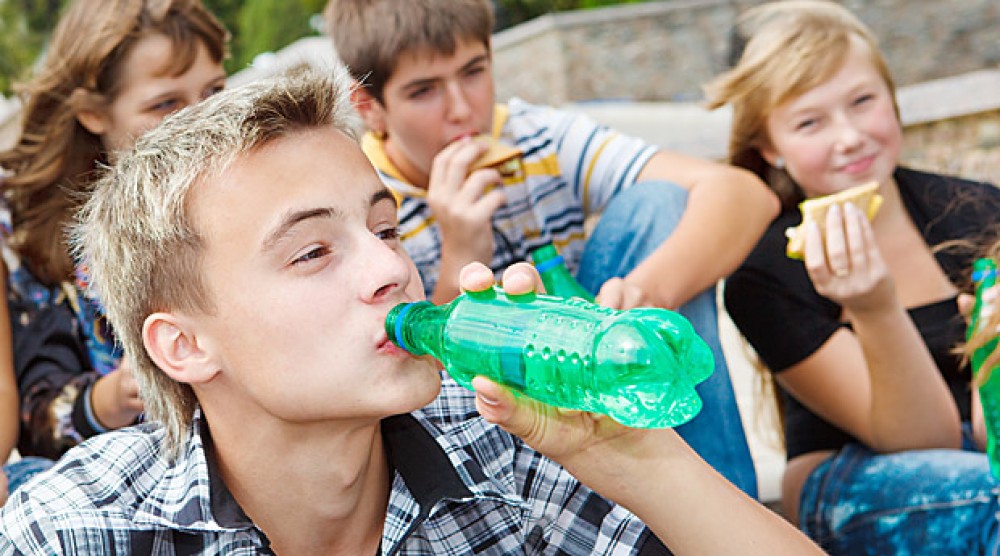 Подросток много пьет. Дети пьющие газировку. Подросток с газированным напитком. Человек пьющий газировку. Подростки пьющие газировку.