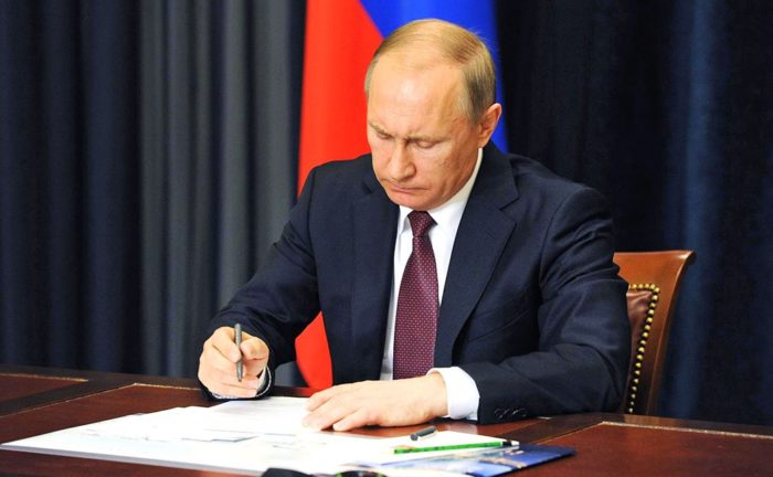Путин подписывает закон
