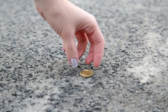монеты на улице