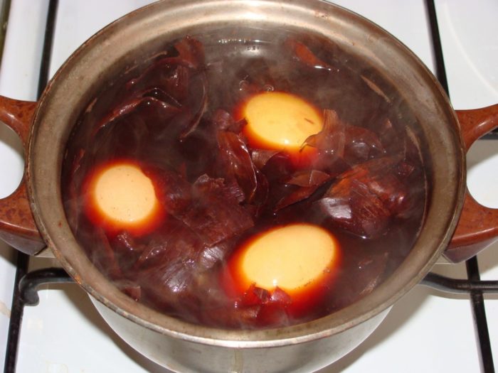 покраска яиц луковой шелухой