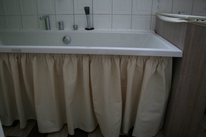 Декоративные шторки под ванной