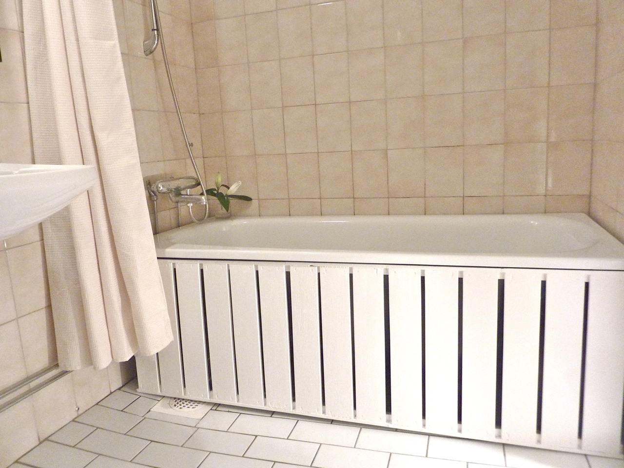 Красиво закрыть ванну. Экран под ванну. Панели под ванной. Экран под ванную. Шторка под ванную.