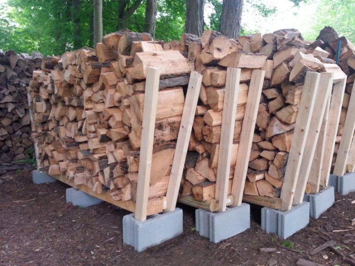 хранение дров на бетонных блоках