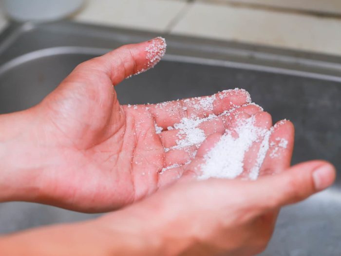 чистим руки сахаром