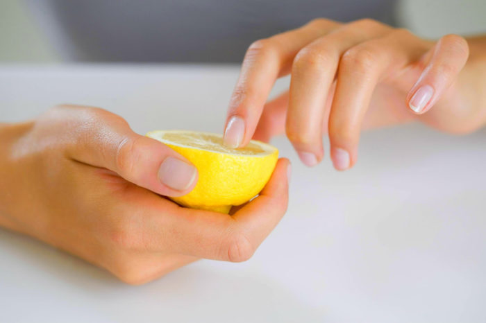 чистим ногти лимоном после сада