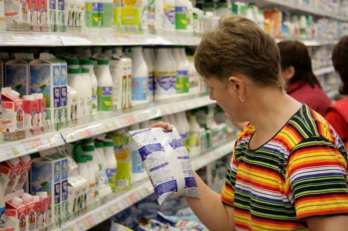 выбор молочных продуктов в супермаркете