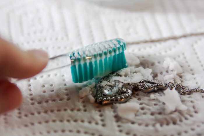 как почистить серебро с помощью зубной пасты