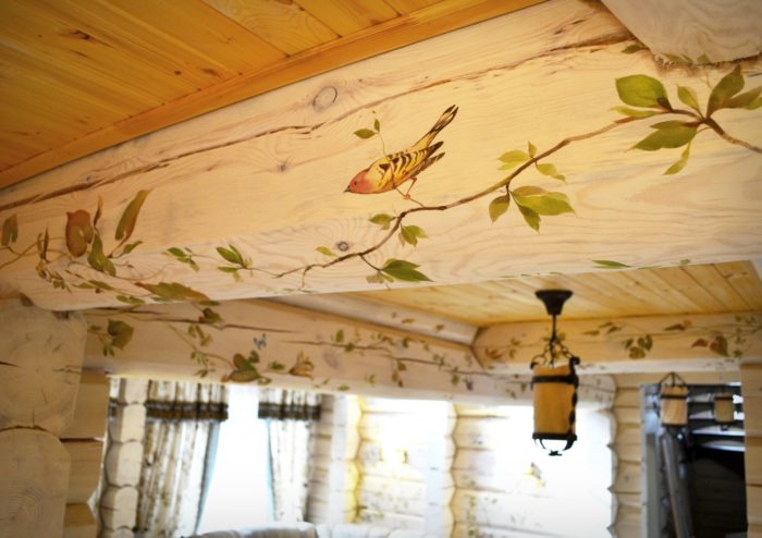 Красивая отделка деревянного потолка