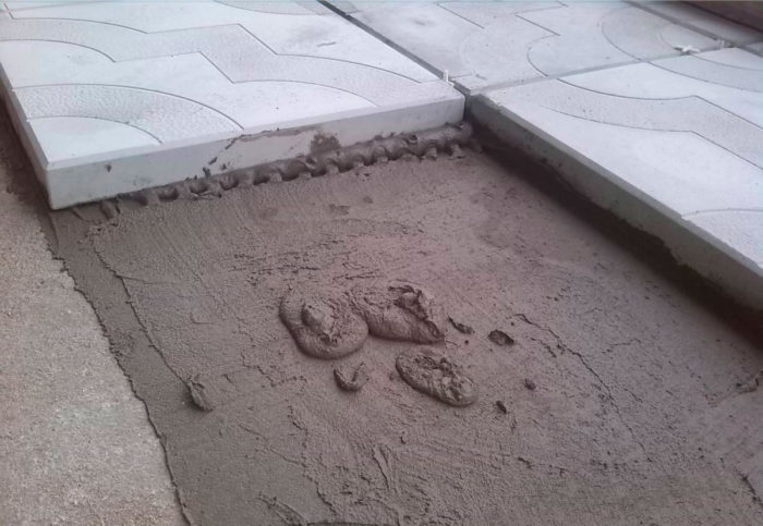 укладка тротуарной плитки на бетонное основание