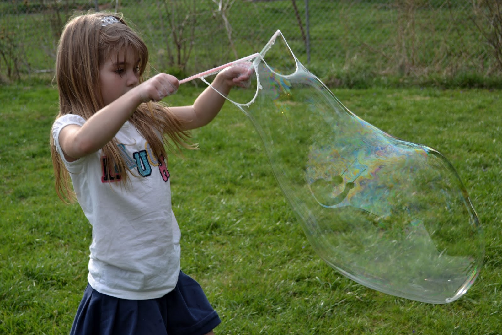 Мыльные пузыри в домашних условиях для детей. Приспособления для выдувания мыльных пузырей. Мыльные пузыри. Огромные мыльные пузыри. Выдувание мыльных пузырей.