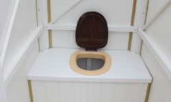 внутренняя отделка дачного туалета