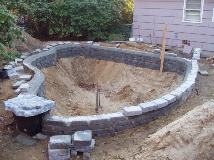 создание бассейна на даче из глины и камней