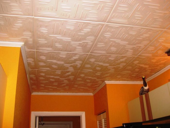 пенопластовый потолок на кухне