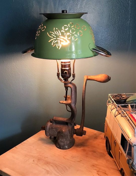 Оригинальный светильник из старой мясорубки