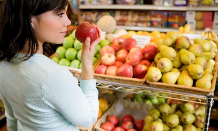 выбор качественных продуктов в магазине