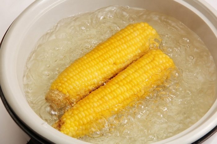 Сколько варить кукурузу без початков