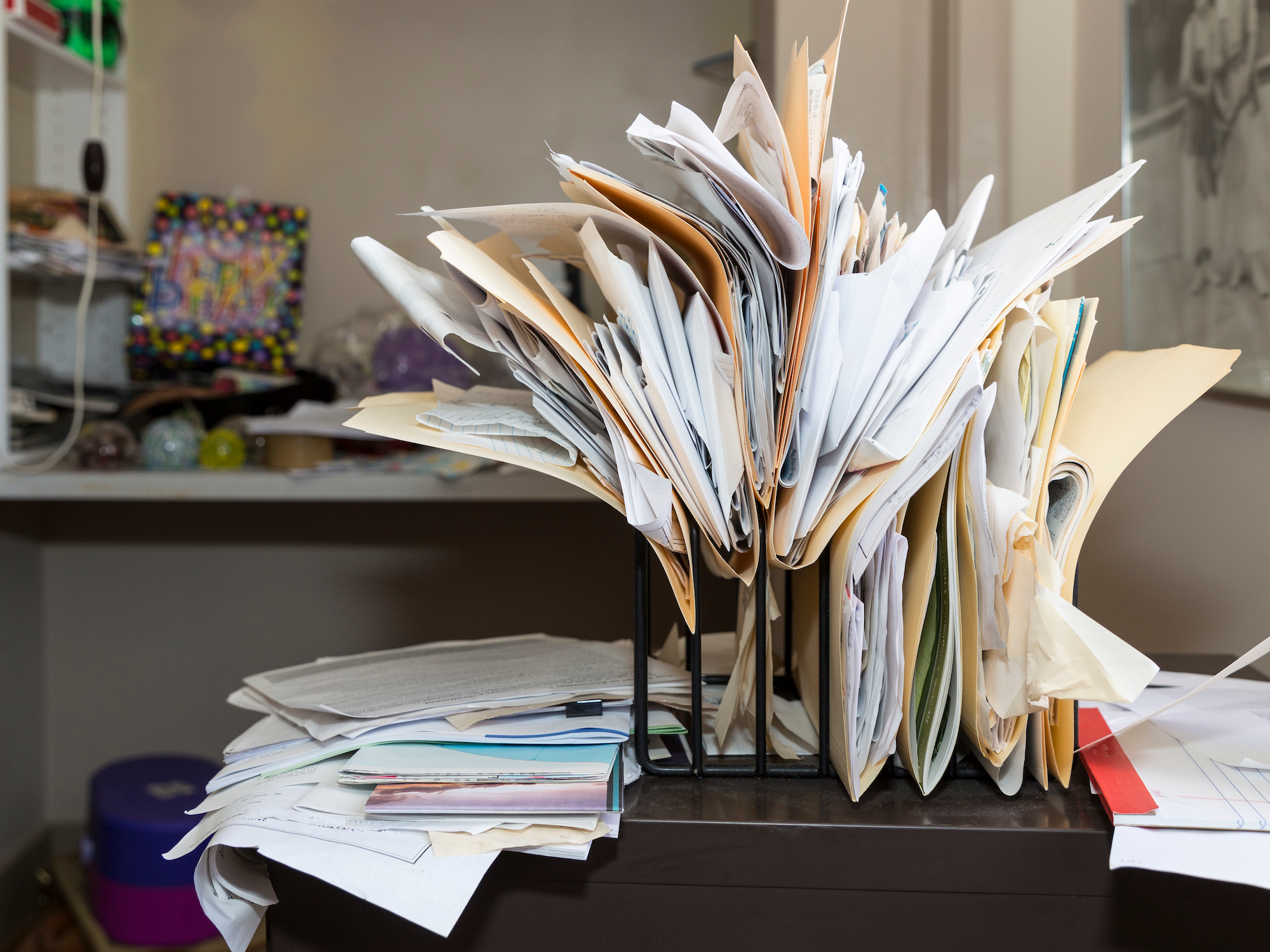 Office papers. Бумаги на столе. Много бумаг на столе. Много бумаги. Бумаги в беспорядке.