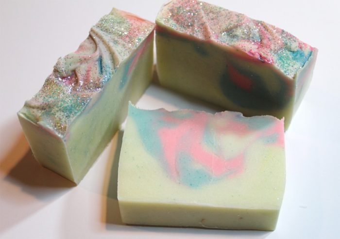 разноцветный кусок мыла из обмылков